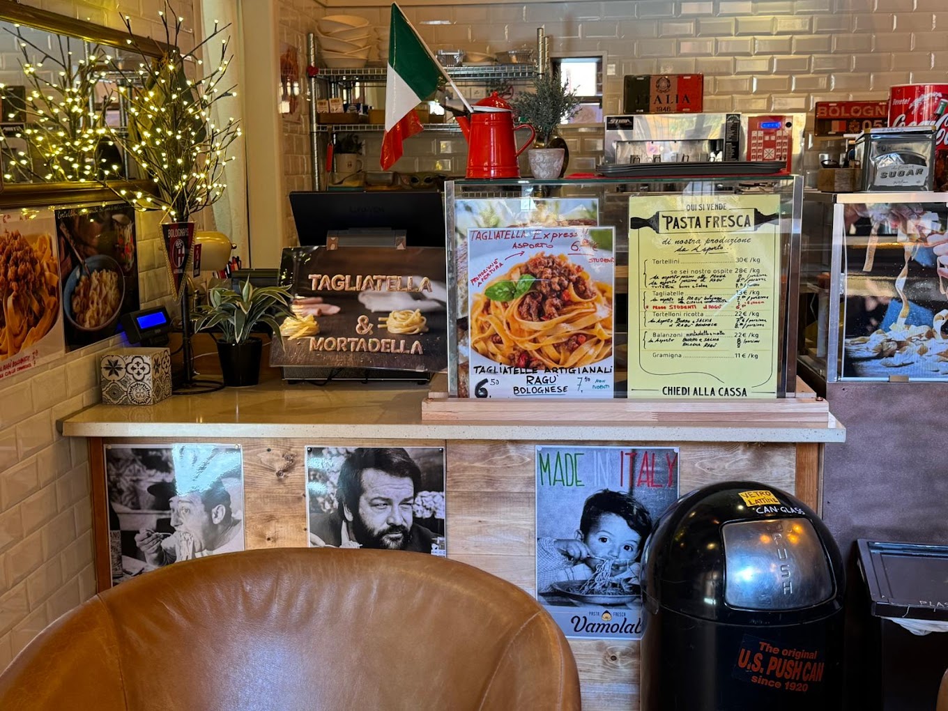 Il bancone con il listino della pasta fresca
