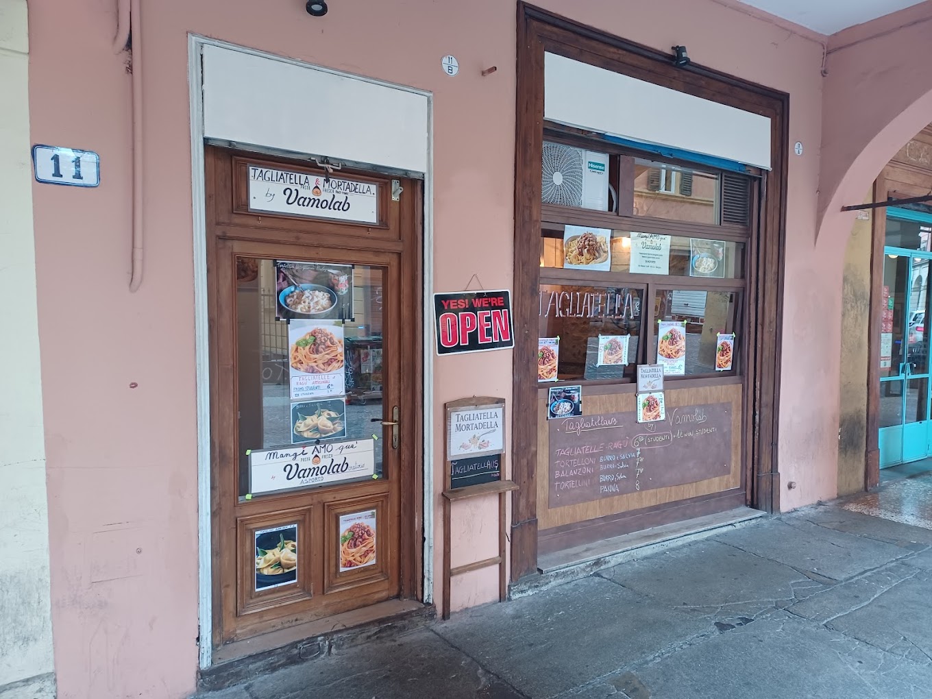 L'ingresso del locale in Via Petroni 11, Bologna