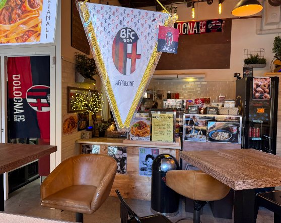 Gagliardetto Bologna FC, poltroncine in pelle e tavoli in legno — identita bolognese da Tagliatella e Mortadella