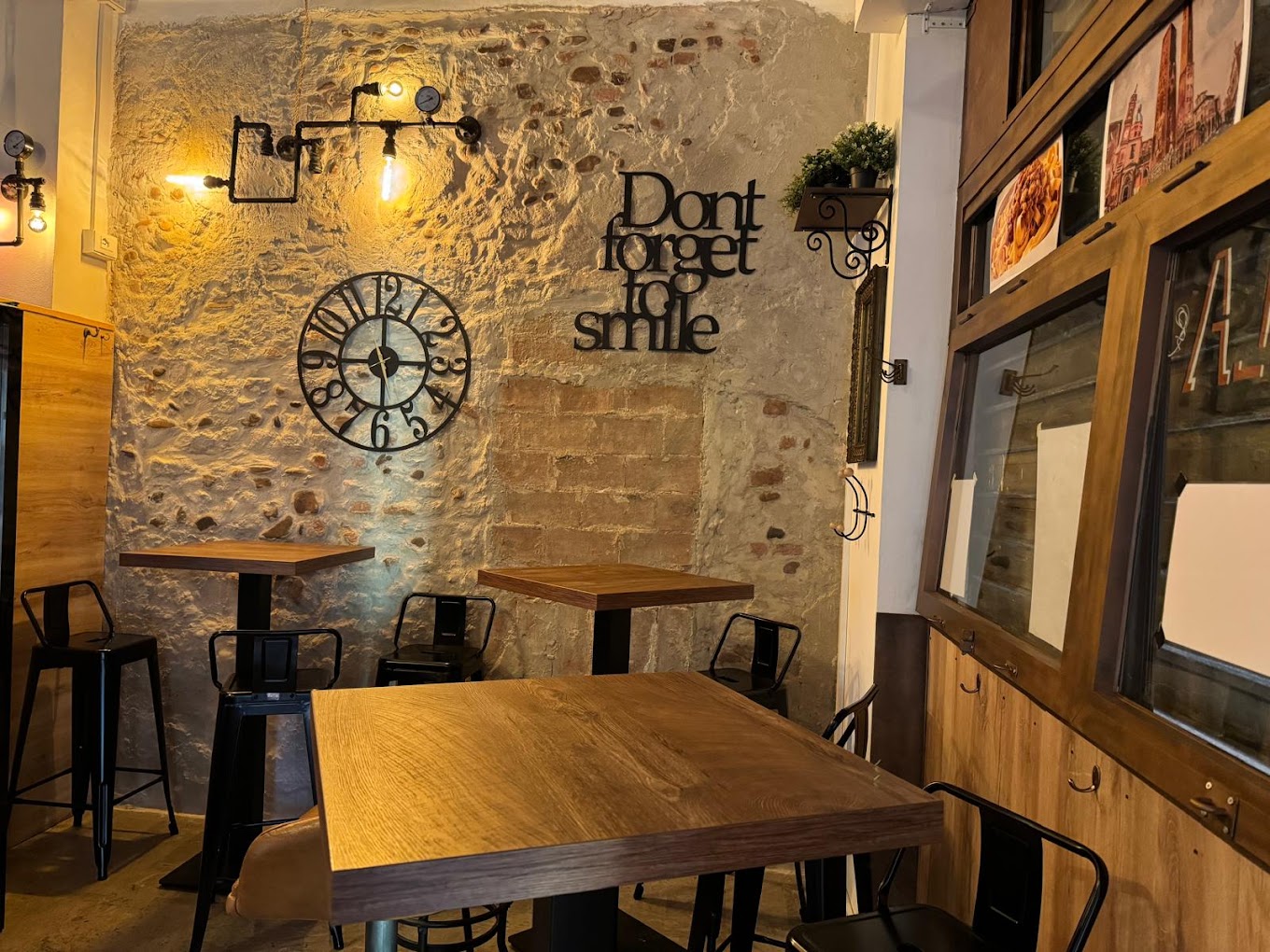 La parete in pietra a vista con la scritta Don't forget to smile