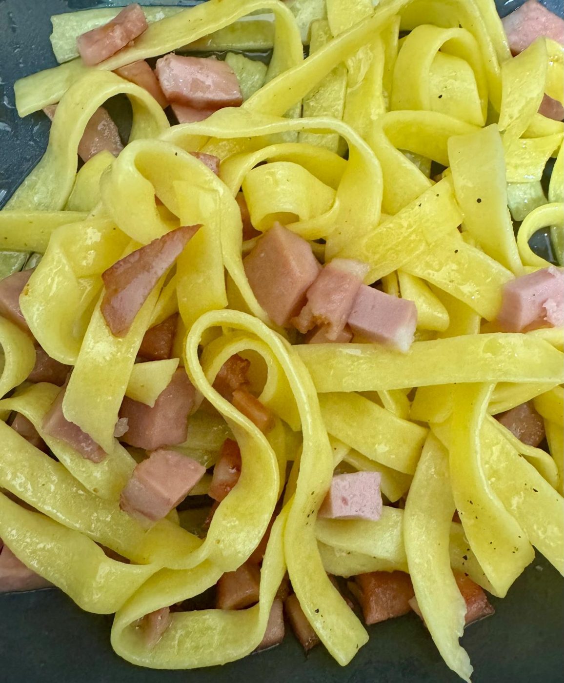 Tagliatelle in bianco con mortadella a cubetti