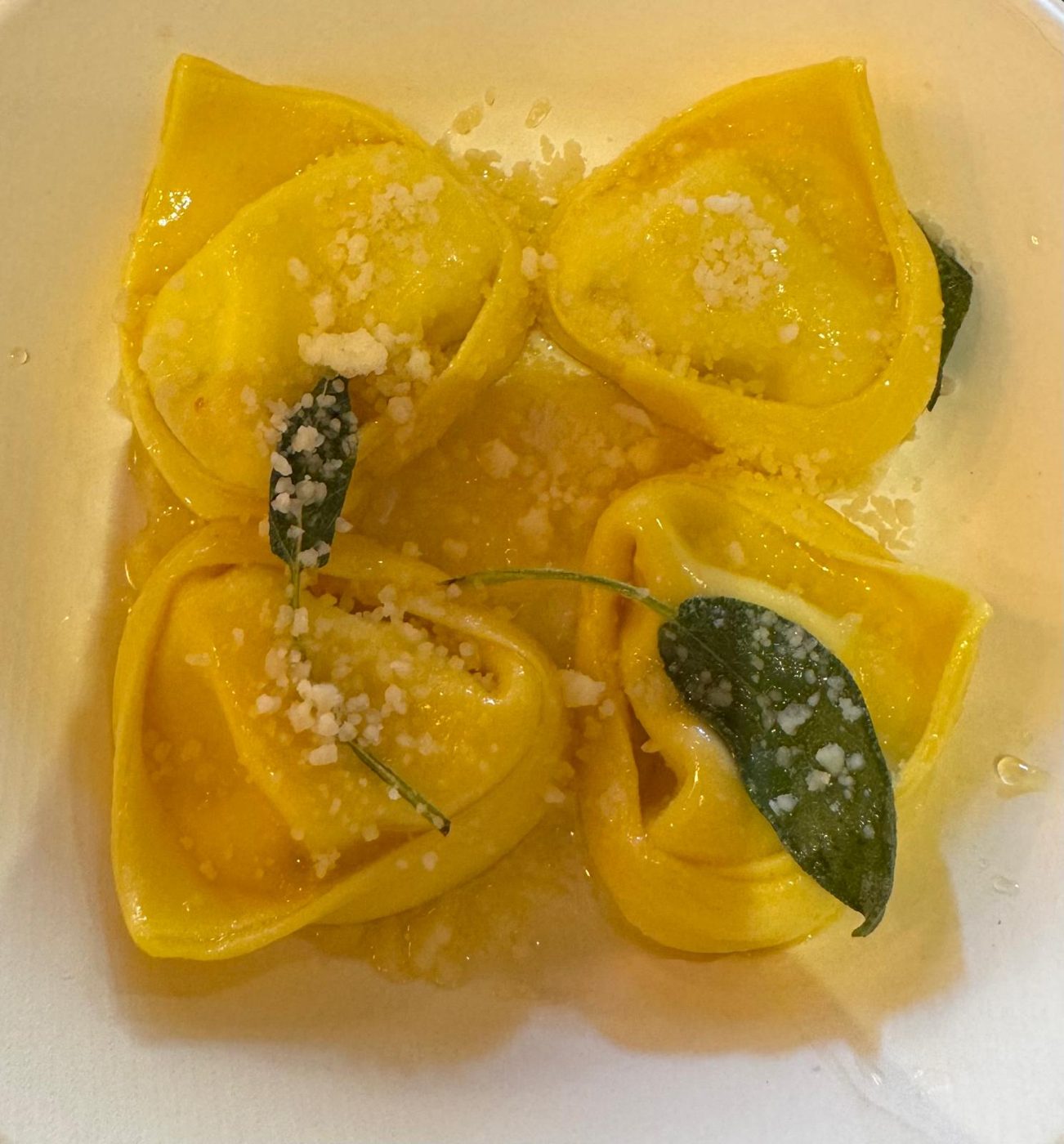 Tortelloni ripieni di ricotta e spinaci, burro e salvia
